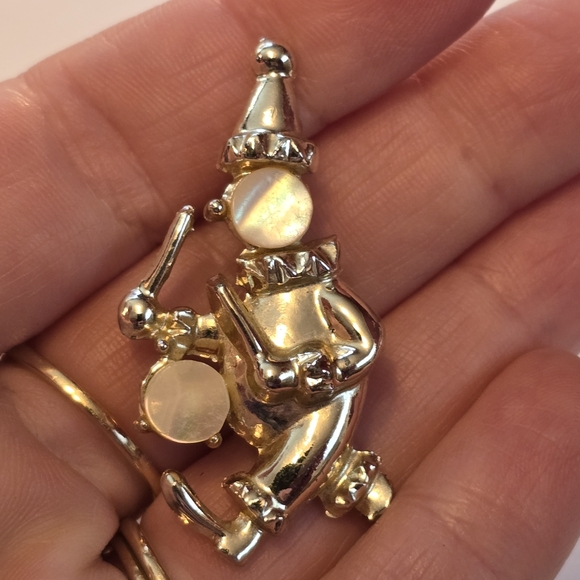 Vintage Gold Tone & Mother Of Pearl Circus Figural Clown Drum Brooch Pin - Picture 5 of 7